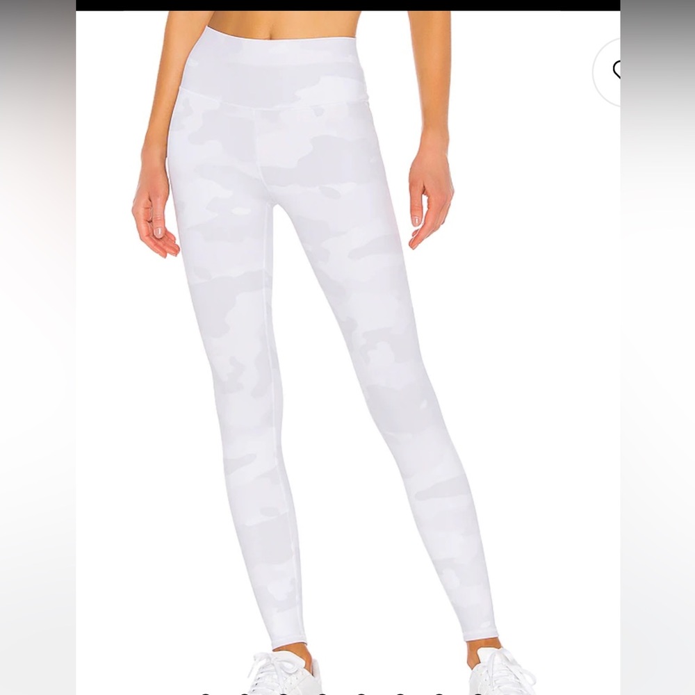 High Waist Vapor Legging in White Camouflage
alo